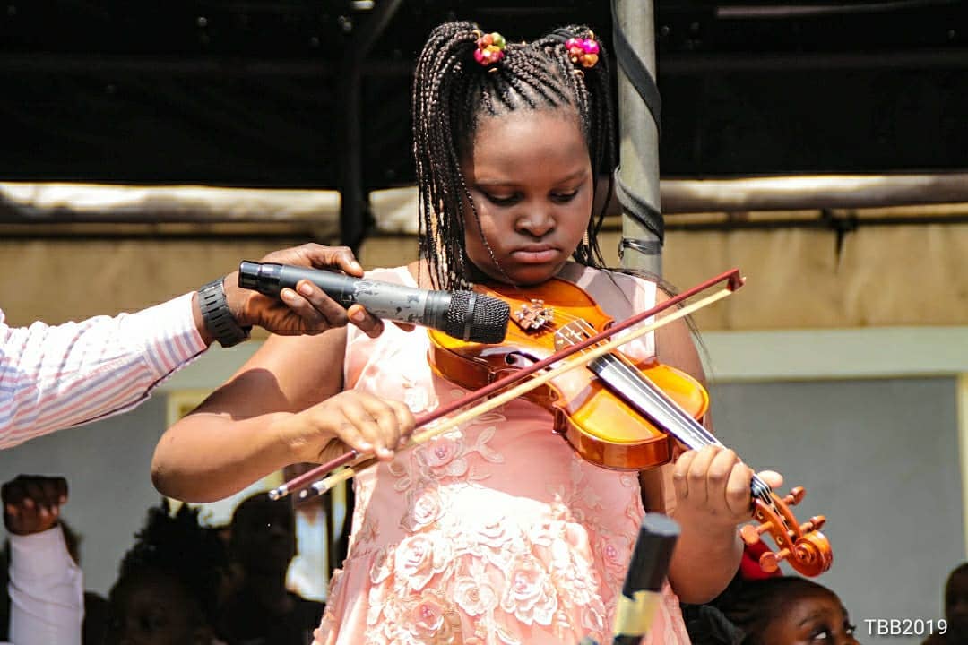Kid playong violin
